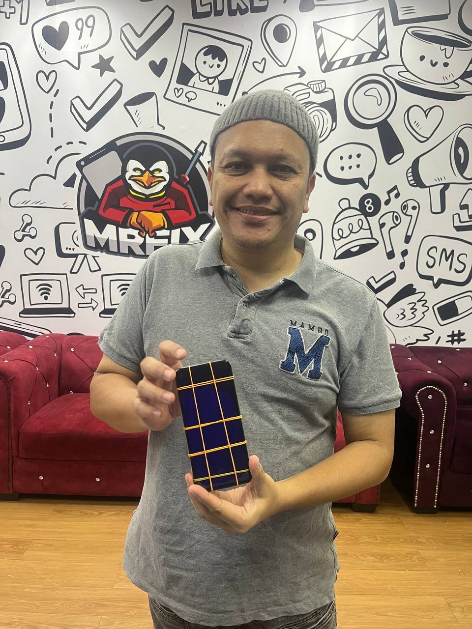 Pelanggan mendapatkan pemeriksaan telefon mati sendiri